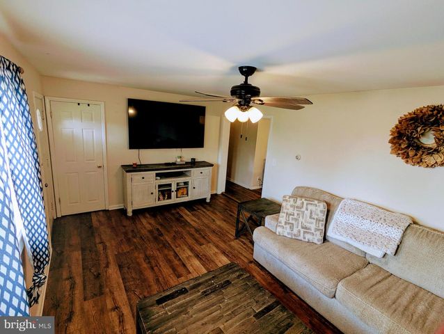1719 JEFFERSON RD, Spring Grove, PA 17362