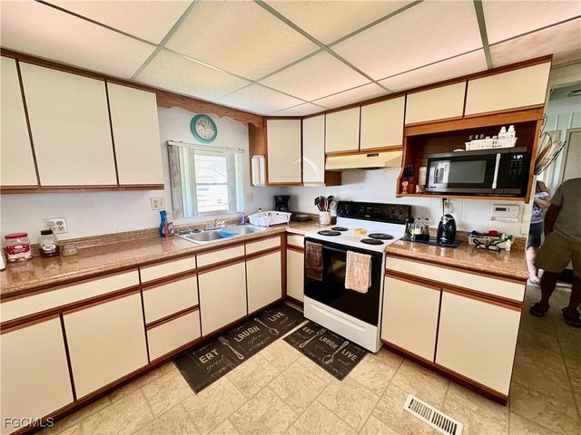 892 Homestead DR, North Fort Myers, FL 33917