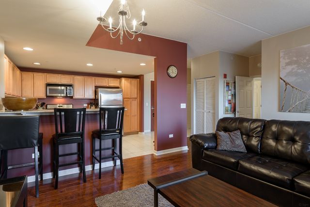 6420 Double Eagle Drive 402, Woodridge, IL 60517
