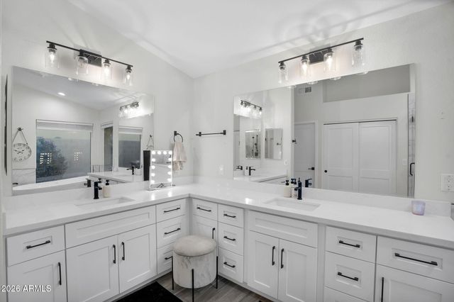 9410 E TOPEKA Drive, Scottsdale, AZ 85255