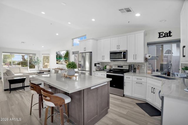 9410 E TOPEKA Drive, Scottsdale, AZ 85255