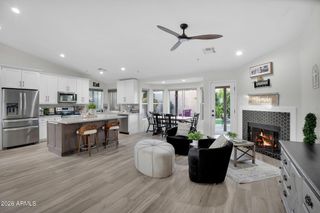 9410 E TOPEKA Drive, Scottsdale, AZ 85255
