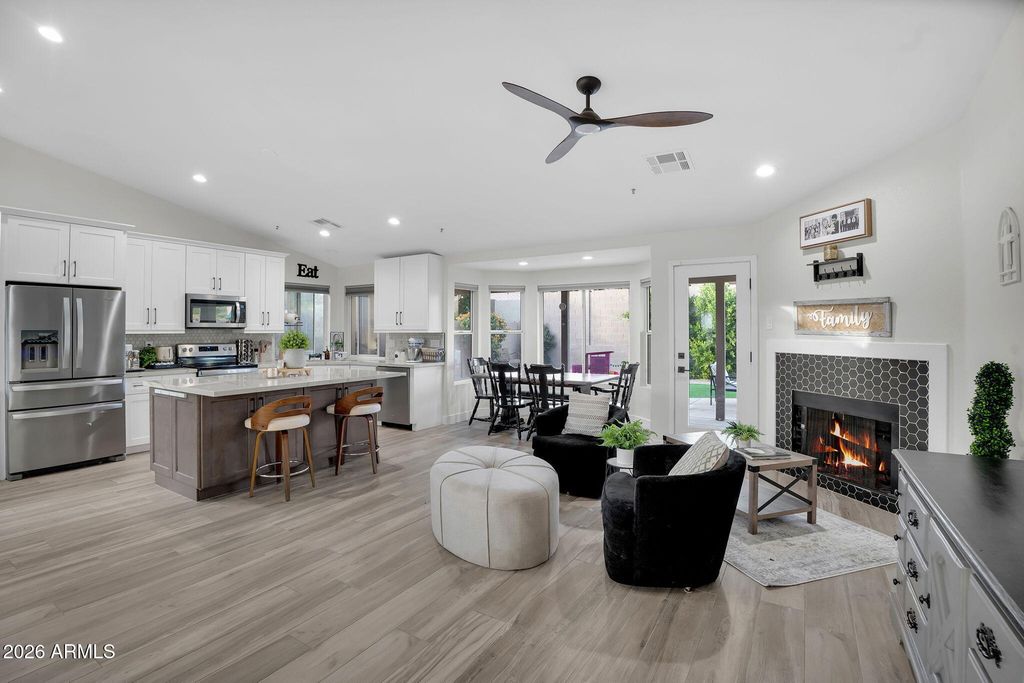 9410 E TOPEKA Drive, Scottsdale, AZ 85255