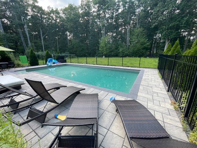 4 Hummingbird Ln, Westford, MA 01886