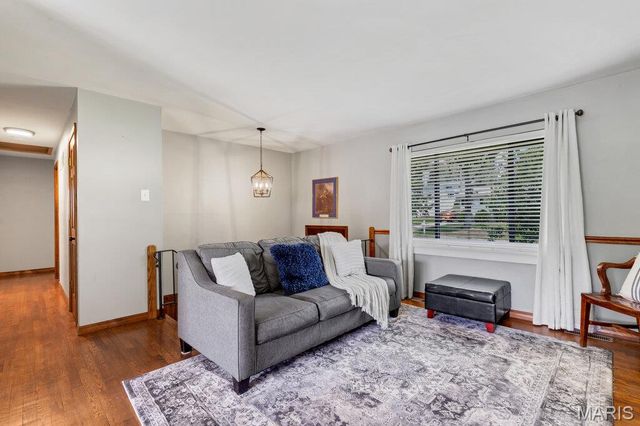 532 Golden Valley Drive, St Louis, MO 63129