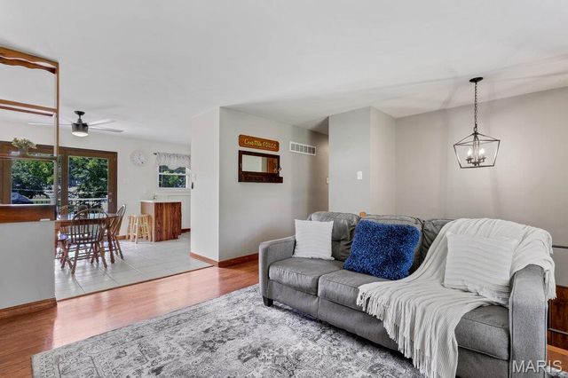 532 Golden Valley Drive, St Louis, MO 63129