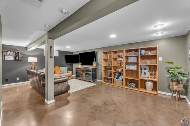 5113 SW 32nd Ter, Topeka, KS 66614