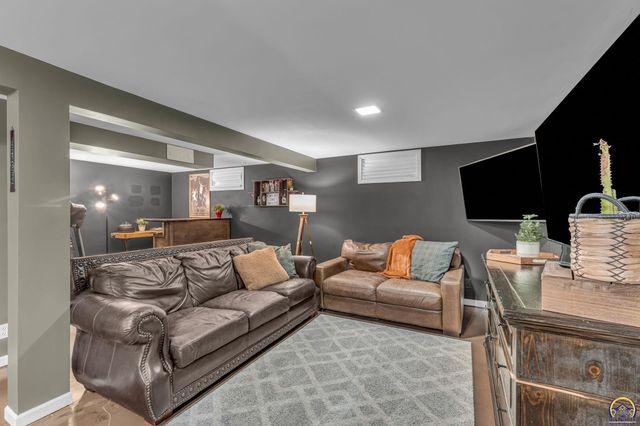 5113 SW 32nd Ter, Topeka, KS 66614