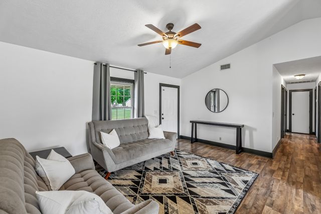 2504 Sundance Ct, Christiana, TN 37037