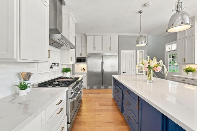 22 Hillside View Place, The Woodlands, TX 77381