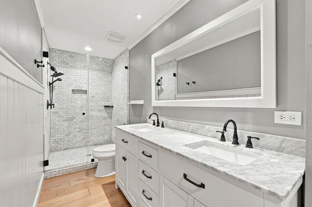 22 Hillside View Place, The Woodlands, TX 77381