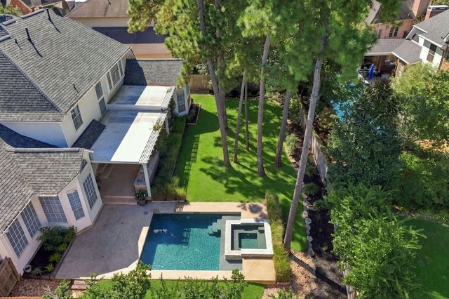 22 Hillside View Place, The Woodlands, TX 77381