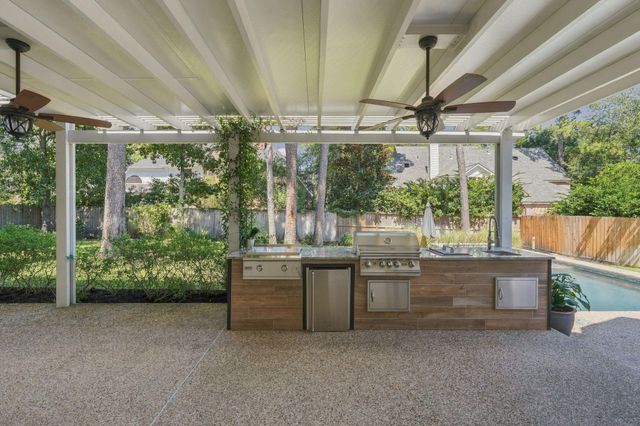 22 Hillside View Place, The Woodlands, TX 77381