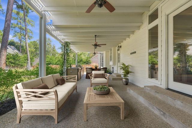22 Hillside View Place, The Woodlands, TX 77381