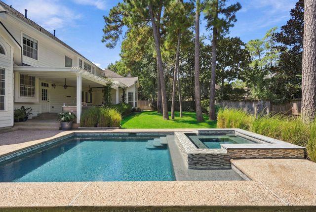 22 Hillside View Place, The Woodlands, TX 77381