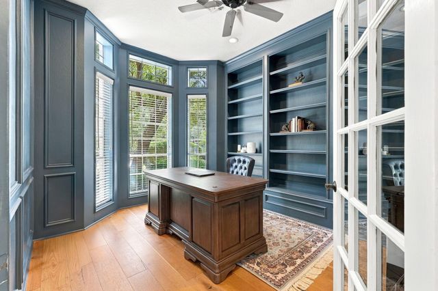 22 Hillside View Place, The Woodlands, TX 77381