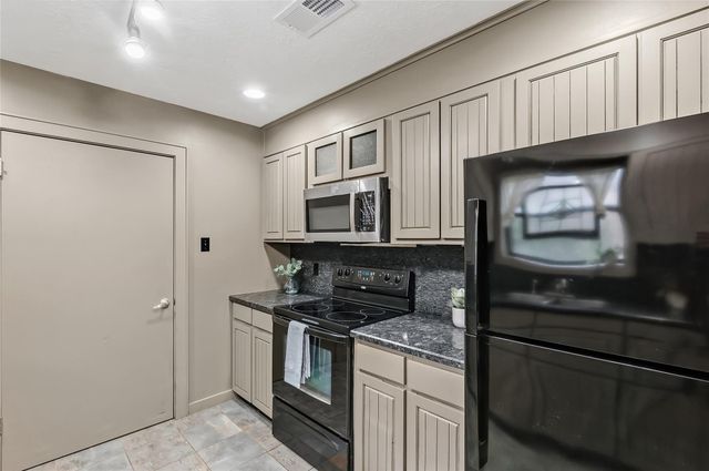 2826 Forestwood Drive, Bryan, TX 77801