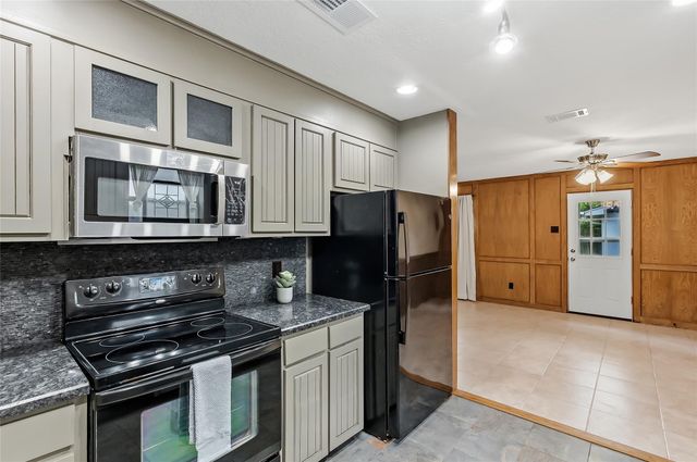 2826 Forestwood Drive, Bryan, TX 77801