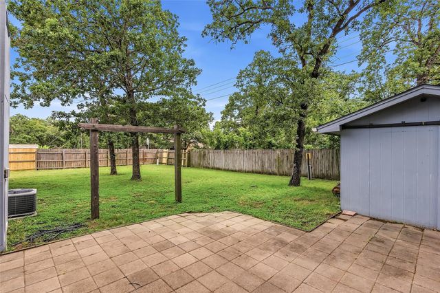 2826 Forestwood Drive, Bryan, TX 77801