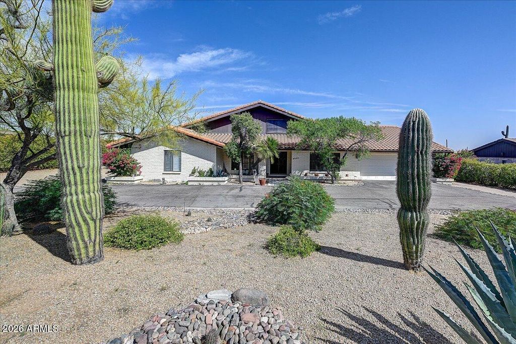 Image 4 of property listing at 9033 E LAZYWOOD Place, Carefree, AZ 85377