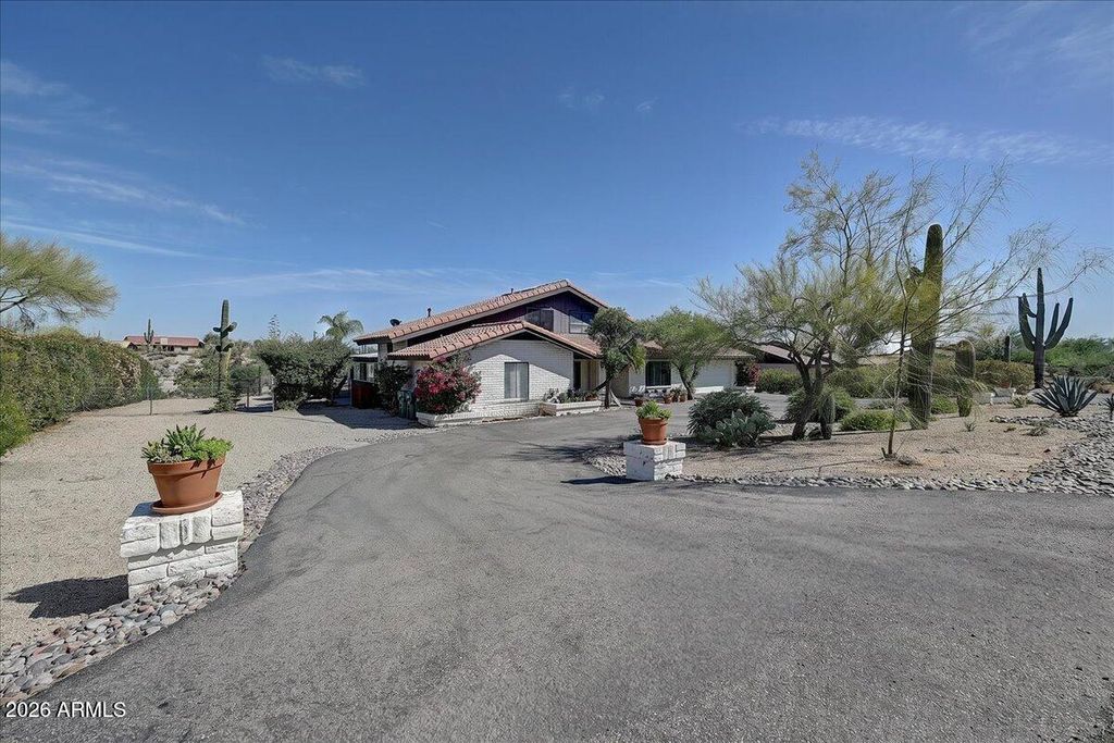 Image 5 of property listing at 9033 E LAZYWOOD Place, Carefree, AZ 85377