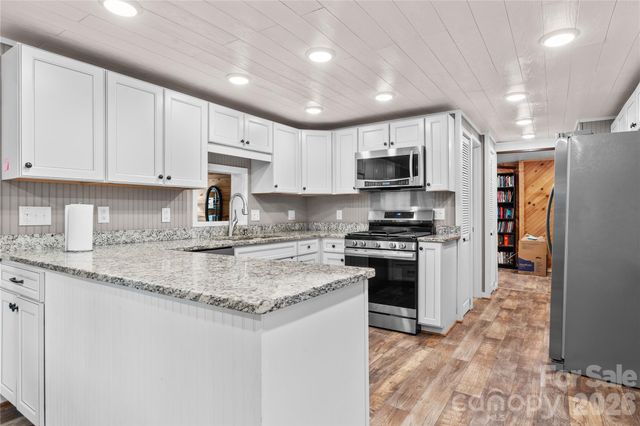 180 Longview Road, Newland, NC 28657