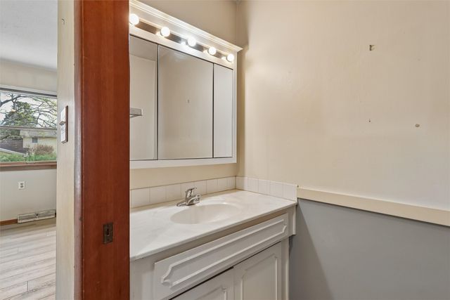 7104 Jefferson Avenue, Windsor Heights, IA 50324