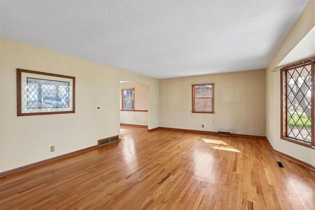 7104 Jefferson Avenue, Windsor Heights, IA 50324