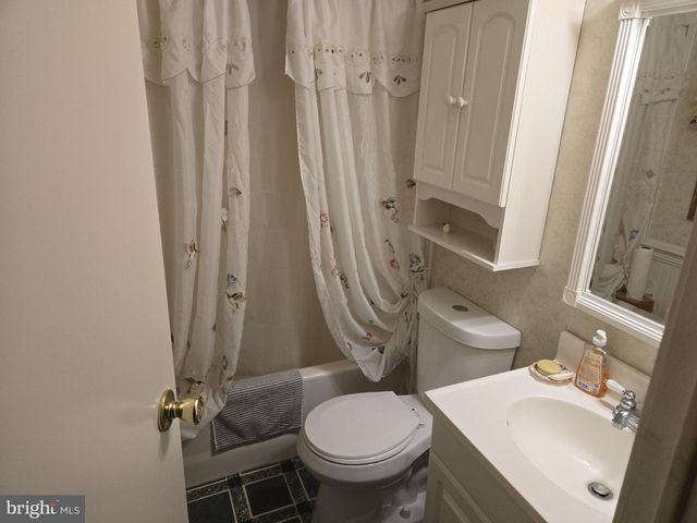 2 LOG LN, East Earl, PA 17519