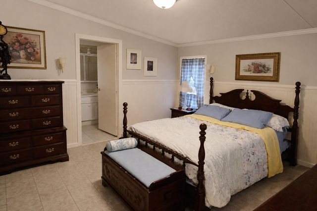 2 LOG LN, East Earl, PA 17519