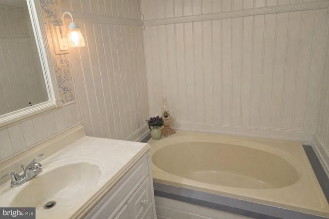 2 LOG LN, East Earl, PA 17519