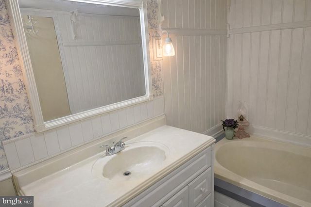 2 LOG LN, East Earl, PA 17519