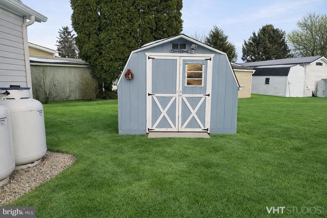 2 LOG LN, East Earl, PA 17519