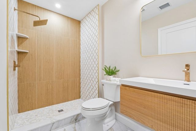 77 Hurd St, Lynn, MA 01905