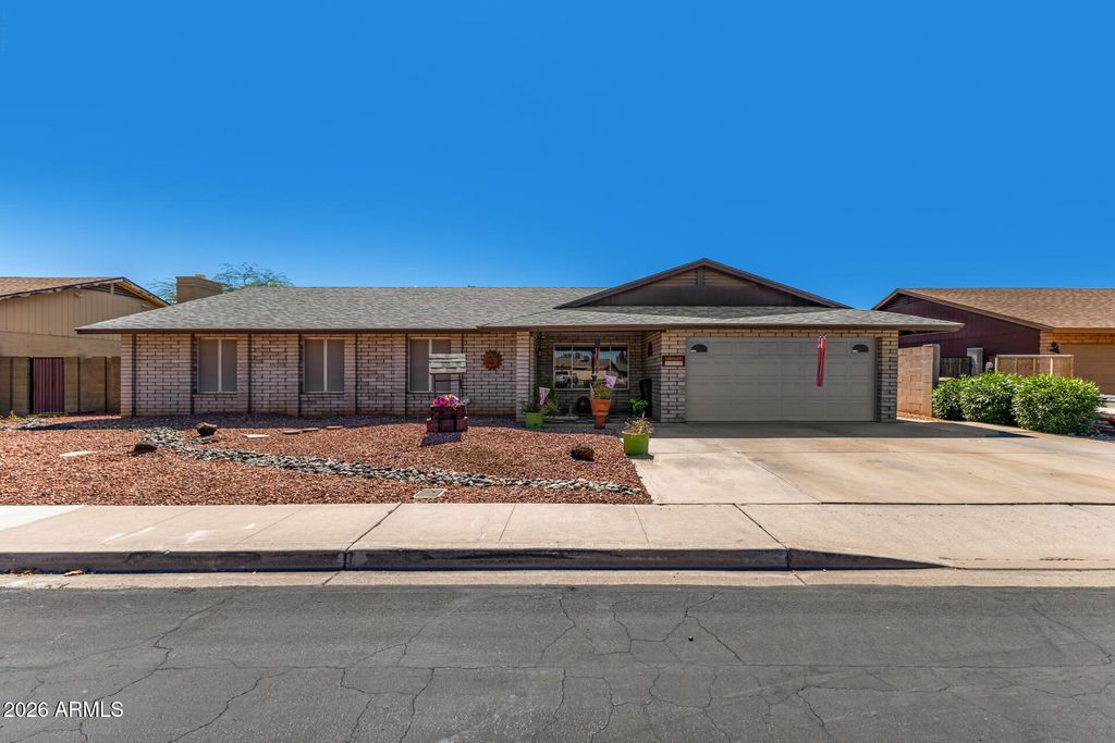 5825 W SUNNYSLOPE Lane, Glendale, AZ 85302