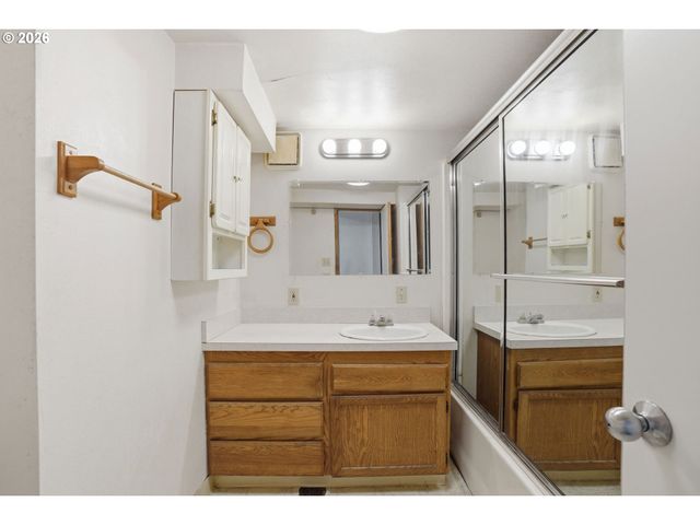 18010 Se PERSHING Ct, Gresham, OR 97236