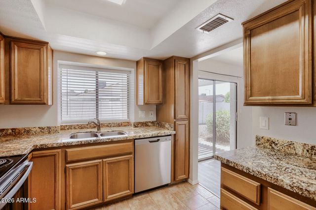 415 W GRANDVIEW Road, Phoenix, AZ 85023