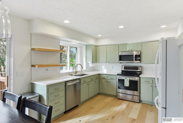 914 S 216th Street, Omaha, NE 68022