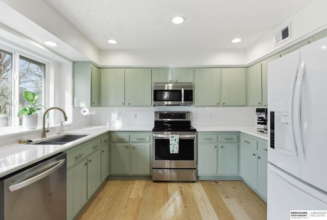 914 S 216th Street, Omaha, NE 68022