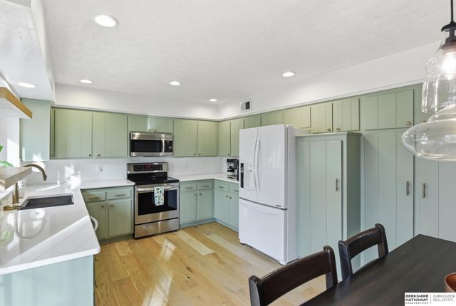 914 S 216th Street, Omaha, NE 68022