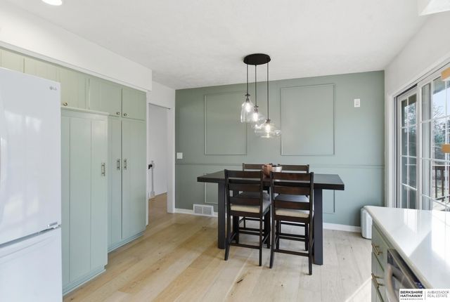 914 S 216th Street, Omaha, NE 68022