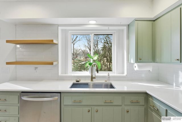 914 S 216th Street, Omaha, NE 68022