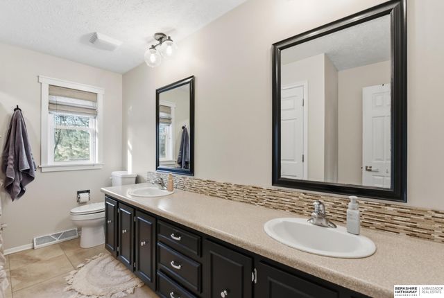 914 S 216th Street, Omaha, NE 68022