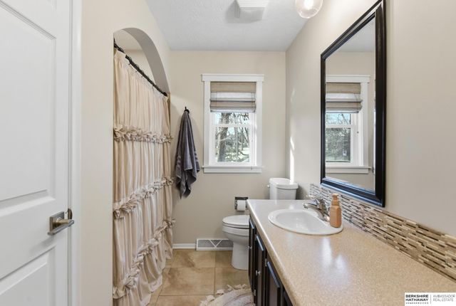 914 S 216th Street, Omaha, NE 68022