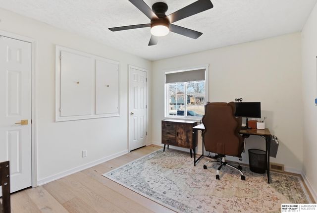 914 S 216th Street, Omaha, NE 68022