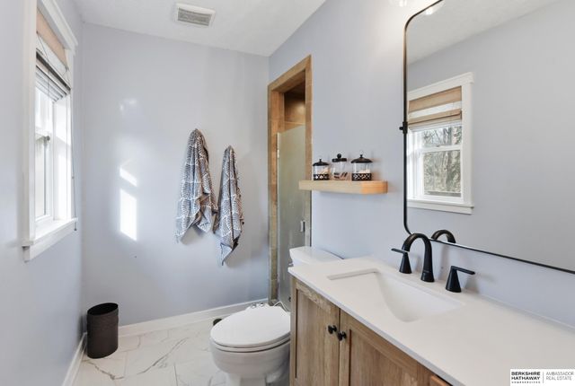 914 S 216th Street, Omaha, NE 68022