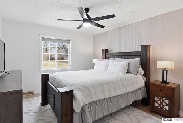 914 S 216th Street, Omaha, NE 68022