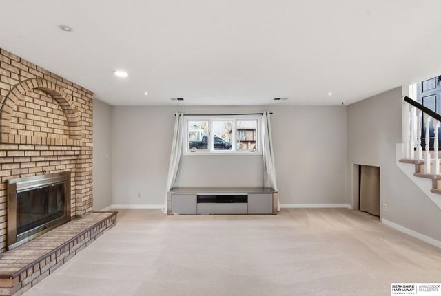 914 S 216th Street, Omaha, NE 68022