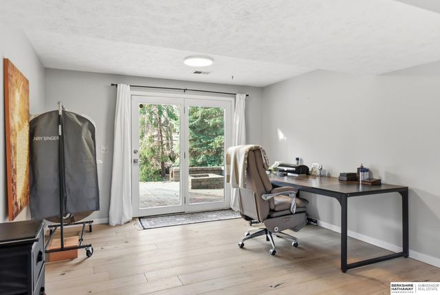 914 S 216th Street, Omaha, NE 68022