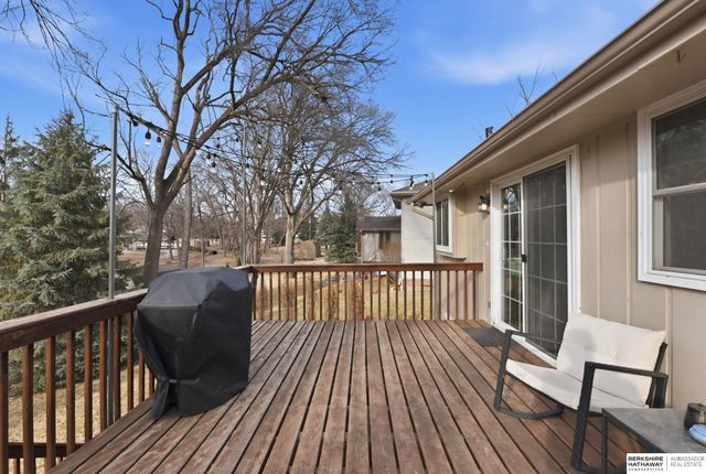 914 S 216th Street, Omaha, NE 68022